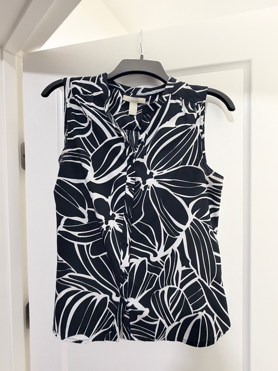 Banana Republic Tops - Banana Republic Black and White Floral-Print Sleeveless Top